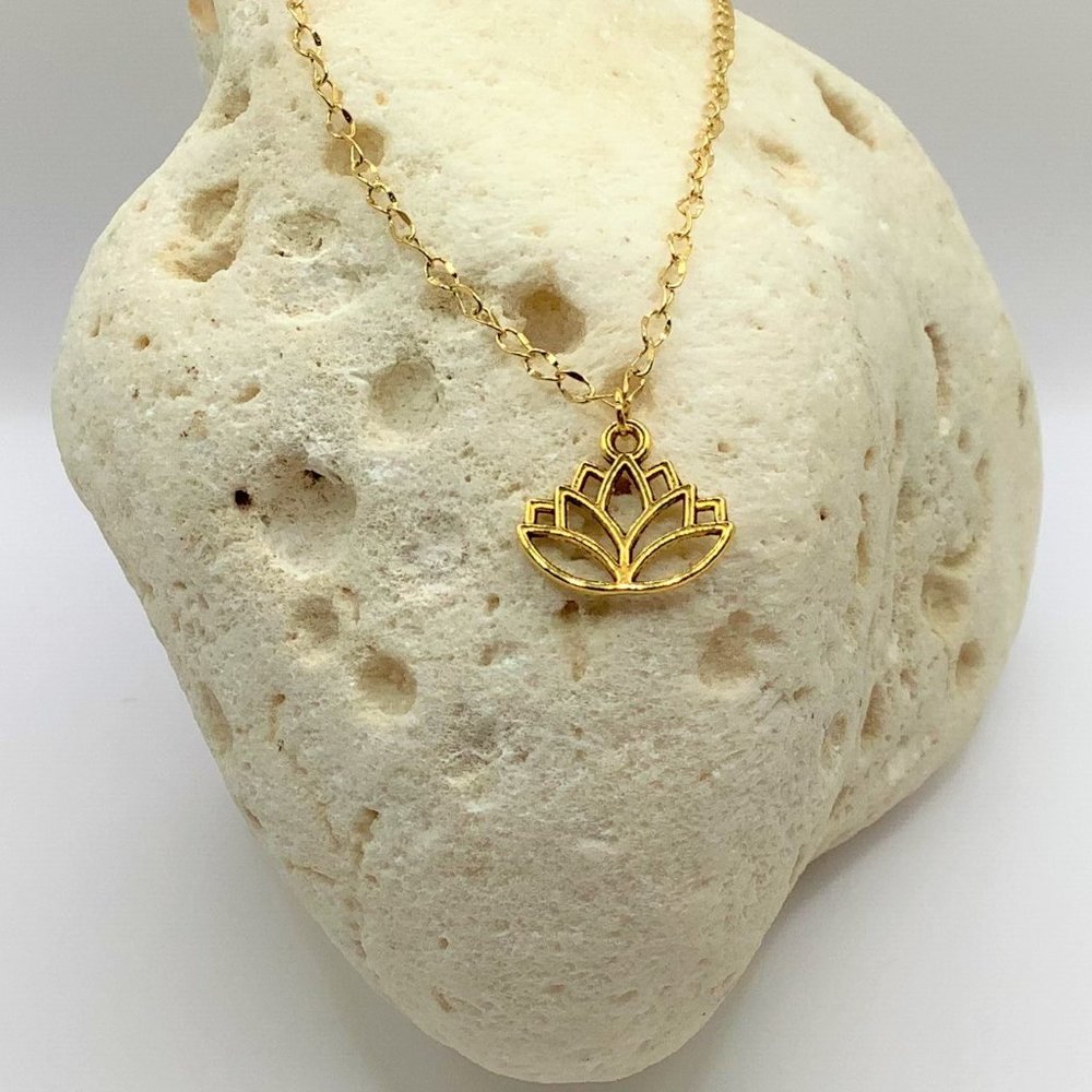 ❤️NEW Lotus Necklace Dainty Boho Pendant Gold Tone Plated Chain Charm Flow…